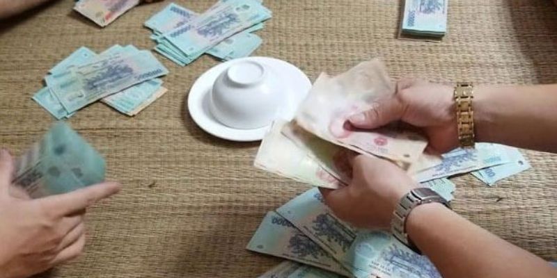 Luật chơi môn “xóc đĩa” trông dễ tiếp cận , nhưng đầy rủi ro